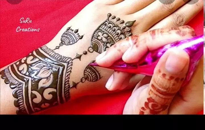 ട്യൂബ് മുതൽ പേസ്റ്റുവരെ​; വിപണി കീഴടക്കി മൈലാഞ്ചി