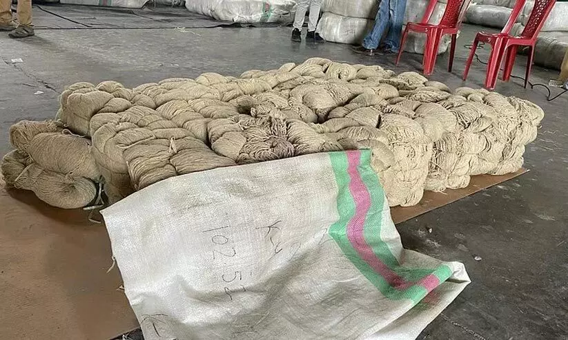 ഷിപ്പിങ് കണ്ടെയ്നറിൽ നിന്ന് 450 കോടി രൂപ വിലമതിക്കുന്ന 90 കിലോ ഹെറോയിൻ കണ്ടെടുത്തു ഷിപ്പിങ് കണ്ടെയ്നറിൽ നിന്ന് 450 കോടി രൂപ വിലമതിക്കുന്ന 90 കിലോ ഹെറോയിൻ കണ്ടെടുത്തു