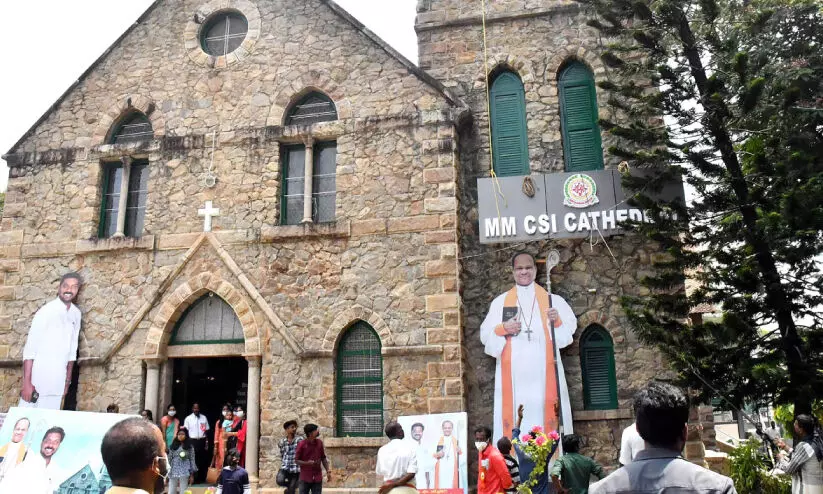 പാളയം എൽ.എം.എസ് കത്തീഡ്രലായി പ്രഖ്യാപിച്ച് ബിഷപ്; പ്രതിഷേധം പാളയം എൽ.എം.എസ് കത്തീഡ്രലായി പ്രഖ്യാപിച്ച് ബിഷപ്; പ്രതിഷേധം