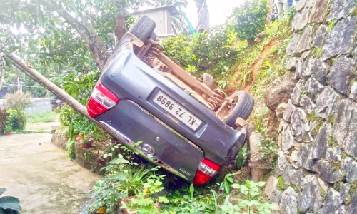 കാർ നിയന്ത്രണം വിട്ട് വീട്ടുമുറ്റത്തേക്ക് മറിഞ്ഞു