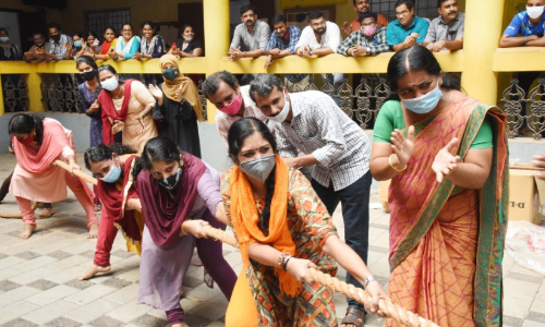 നട്ടുച്ചവെയിലിലും തളരാതെ വടംവലി ആവേശം