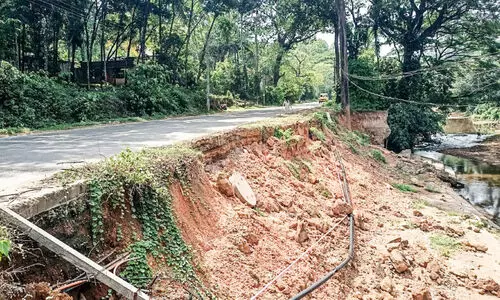 പ്രളയകാലത്ത് ആറിന്‍റെ വശം തകർന്നത് നന്നാക്കിയില്ല; ദേശീയപാതയിലെ യാത്ര ഭീഷണിയിൽ