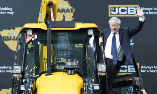 ഗുജറാത്തിലെ ബുൾഡോസർ ഫാക്ടറി സന്ദർശനം; പുലിവാല് പിടിച്ച് ബോറിസ് ജോൺസൺ; രൂക്ഷ വിമർശനവുമായി വനിത എം.പിമാർ