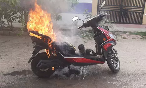 തീപിടിത്തം; വൈദ്യുത വാഹന നിർമാതാക്കളുടെ യോഗം വിളിച്ച് കേന്ദ്രം