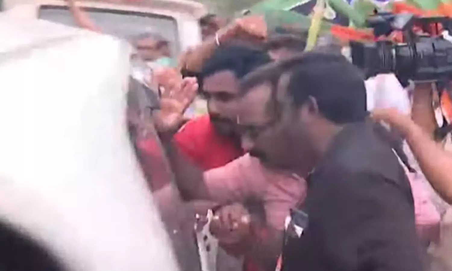 പി.സി. ജോർജിന് ചീമുട്ടയും കരിങ്കൊടിയുമായി ഡി.വൈ.എഫ്.ഐ; അഭിവാദ്യങ്ങളുമായി ബി.ജെ.പി