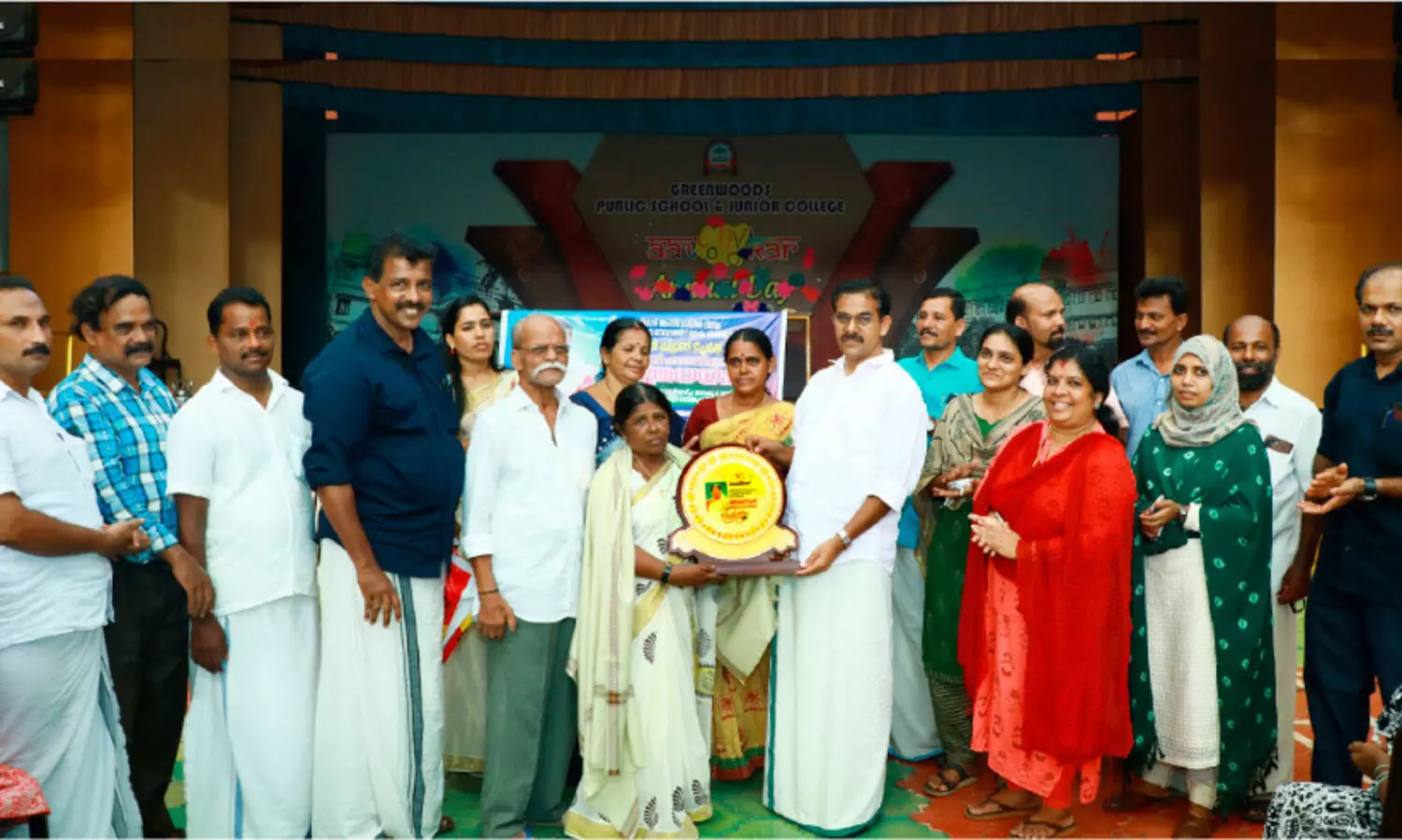 അംഗൻവാടി അധ്യാപികയുടെ യാത്രയയപ്പ് ആഘോഷമാക്കി നാട്ടുകൂട്ടം