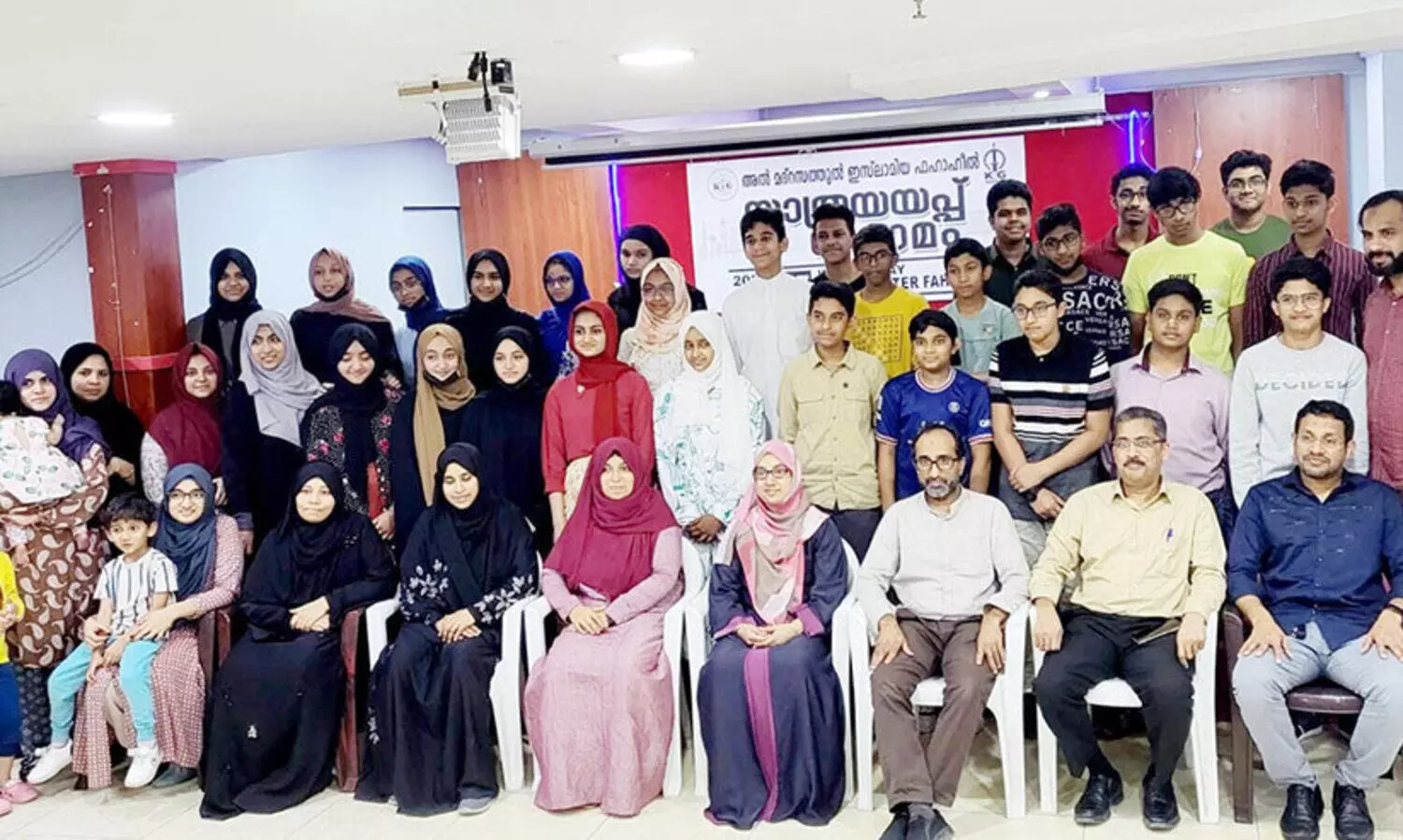 മ​ദ്​​റ​സ വി​ദ്യാ​ർ​ഥി​ക​ൾ​ക്ക്​ യാ​ത്ര​യ​യ​പ്പ്