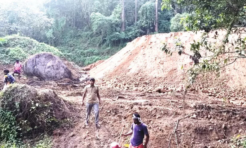 ബാണാസുര മലയടിവാരത്തിലെ അനധികൃത മണ്ണെടുപ്പ്: പ്രദേശം പൂർവസ്ഥിതിയിലാക്കാന്‍ ഉത്തരവ്