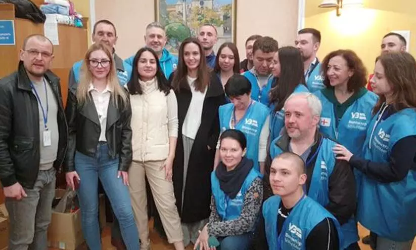 യുദ്ധം നടക്കുന്ന യുക്രെയ്നിൽ സന്ദർശനം നടത്തി ആഞ്ജലീന ജോളി