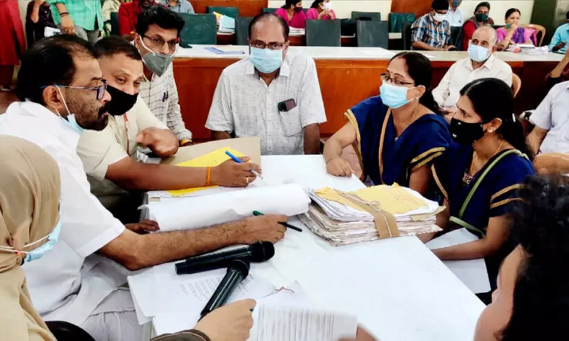 ഫയലുകൾ കെട്ടിക്കിടക്കുന്നു, കണ്ണൂർ കോർപറേഷനിൽ ഇനി അദാലത്തുകൾ ഫയലുകൾ കെട്ടിക്കിടക്കുന്നു, കണ്ണൂർ കോർപറേഷനിൽ ഇനി അദാലത്തുകൾ