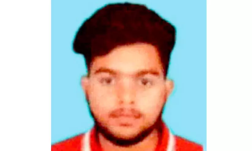 യുവാവ് അയല്‍വീട്ടില്‍ തൂങ്ങി മരിച്ച നിലയില്‍