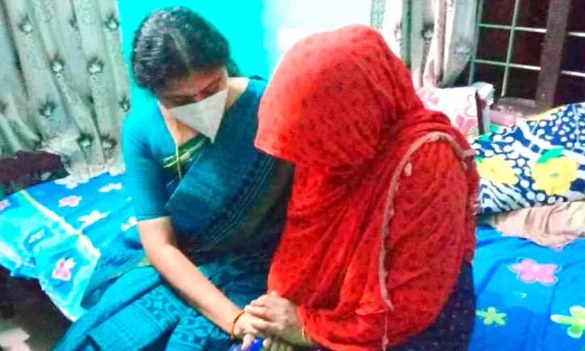 മുങ്ങിമരിച്ച വിദ്യാർഥികളുടെ അമ്മമാരെ കാണാ​നെത്തി; കണ്ണുനിറഞ്ഞ് കലക്ടർ