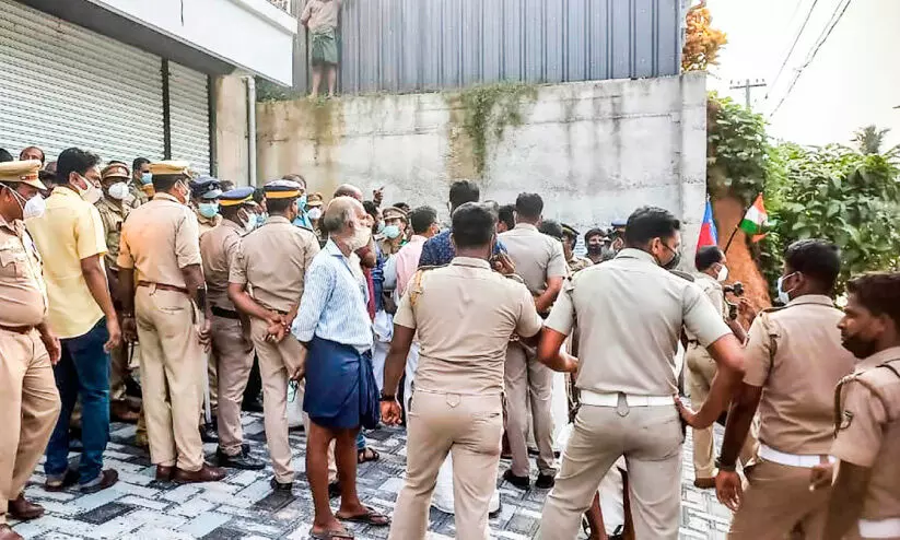 ബിവറേജസ് ഔട്ട്ലെറ്റ് സ്ഥാപിക്കുന്നതിനെതിരെ നാട്ടുകാർ പ്രതിഷേധിച്ചു