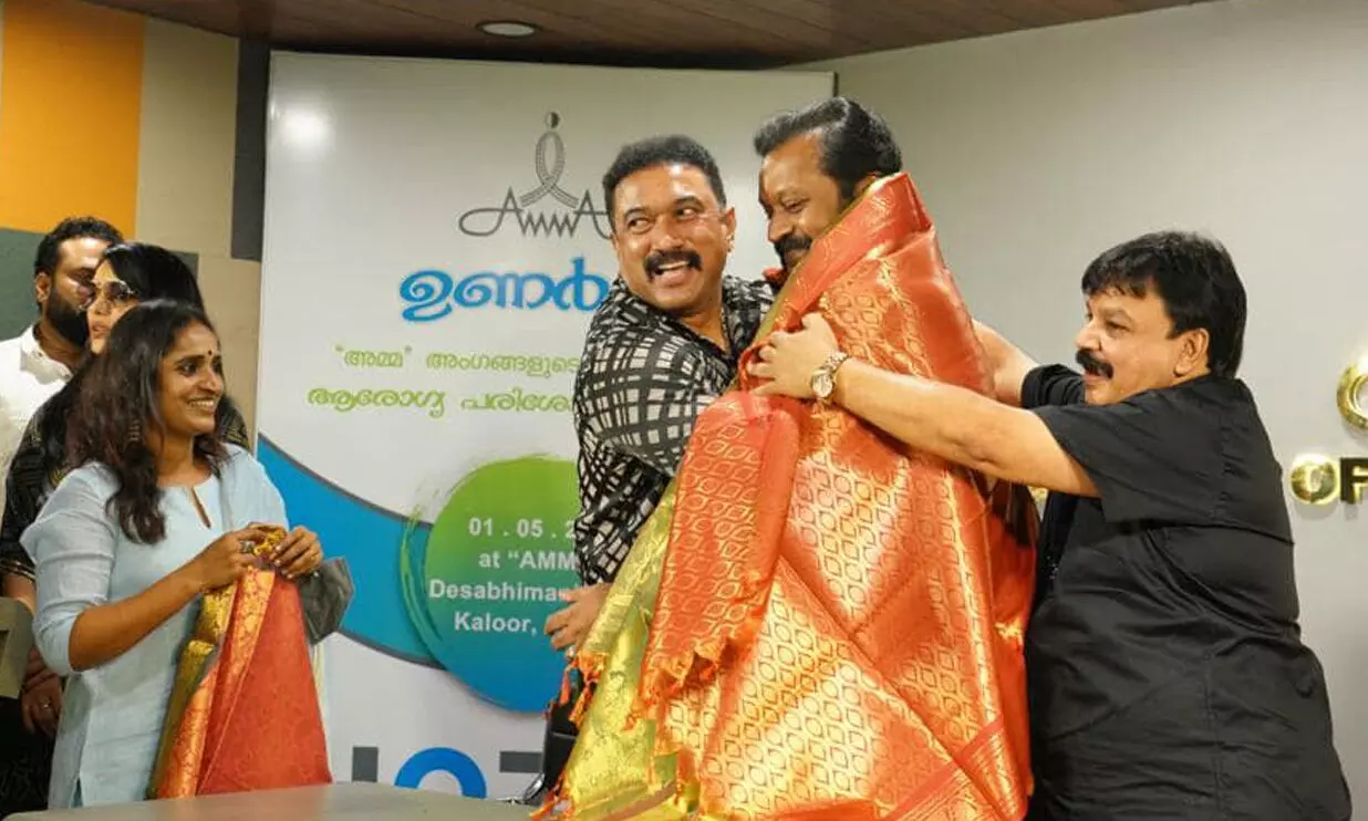 വർഷങ്ങൾക്കുശേഷം അമ്മയുടെ വേദിയിൽ സുരേഷ് ഗോപി വർഷങ്ങൾക്കുശേഷം അമ്മയുടെ വേദിയിൽ സുരേഷ് ഗോപി