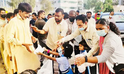 തൊഴിലാളികള്ക്ക് ഇഫ്താർ കിറ്റുമായി സ്കൂള് വിദ്യാര്ഥികള് തൊഴിലാളികള്ക്ക് ഇഫ്താർ കിറ്റുമായി സ്കൂള് വിദ്യാര്ഥികള്