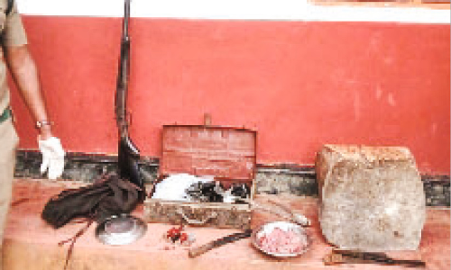 പൂട്ടിയിട്ട വീട് കുത്തിത്തുറന്ന് നാടൻ തോക്ക് പിടിച്ചെടുത്തു