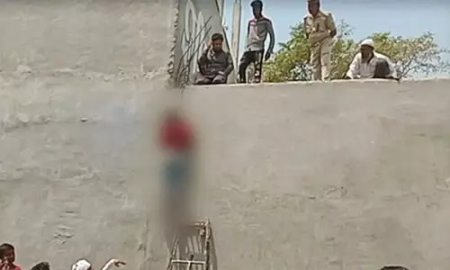 ആശുപത്രി വളപ്പിൽ നഴ്സ് തൂങ്ങിമരിച്ച നിലയിൽ; ബലാത്സംഗം ചെയ്ത് കൊന്നതാണെന്ന് കുടുംബം ആശുപത്രി വളപ്പിൽ നഴ്സ് തൂങ്ങിമരിച്ച നിലയിൽ; ബലാത്സംഗം ചെയ്ത് കൊന്നതാണെന്ന് കുടുംബം