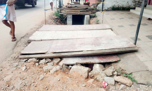 തുടങ്ങി കുടുങ്ങി താമരശ്ശേരിയിലെ ഓവുചാൽ, ഫുട്പാത്ത് നവീകരണം