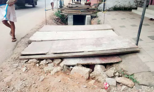 തുടങ്ങി കുടുങ്ങി താമരശ്ശേരിയിലെ ഓവുചാൽ, ഫുട്പാത്ത് നവീകരണം തുടങ്ങി കുടുങ്ങി താമരശ്ശേരിയിലെ ഓവുചാൽ, ഫുട്പാത്ത് നവീകരണം