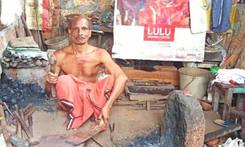 72ാം വയസ്സിലും കൊല്ലപ്പണിയിൽ മുഴുകി അപ്പുവേട്ടൻ