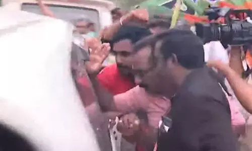 പി.സി. ജോർജിന് ചീമുട്ടയും കരിങ്കൊടിയുമായി ഡി.വൈ.എഫ്.ഐ; അഭിവാദ്യങ്ങളുമായി ബി.ജെ.പി