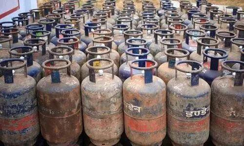 വീണ്ടും ഇരുട്ടടി; വാണിജ്യ പാചക വാതക വില 102 രൂപ കൂട്ടി