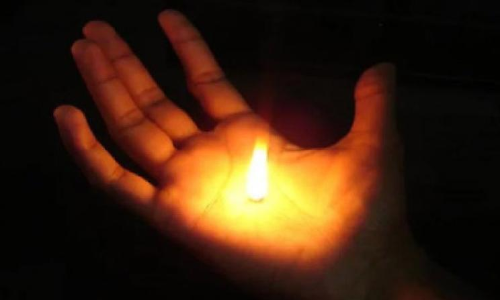 പാതിവ്രത്യം തെളിയിക്കാൻ ഭാര്യയുടെ കൈയിൽ കർപ്പൂരം കത്തിച്ച് പരീക്ഷണം