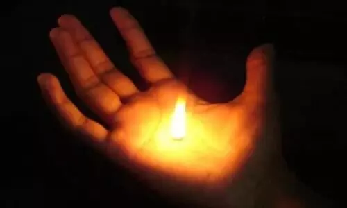 പാതിവ്രത്യം തെളിയിക്കാൻ ഭാര്യയുടെ കൈയിൽ കർപ്പൂരം കത്തിച്ച് പരീക്ഷണം