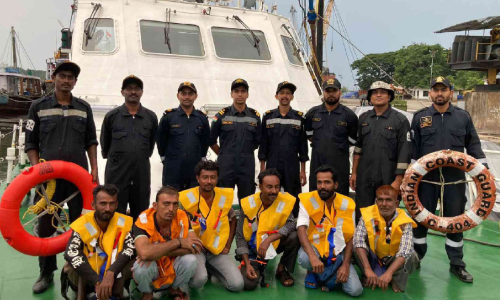 ഉ​രു ക​ട​ലി​ൽ ത​ക​ർ​ന്നു; ജീ​വ​ന​ക്കാ​രെ ര​ക്ഷി​ച്ചു