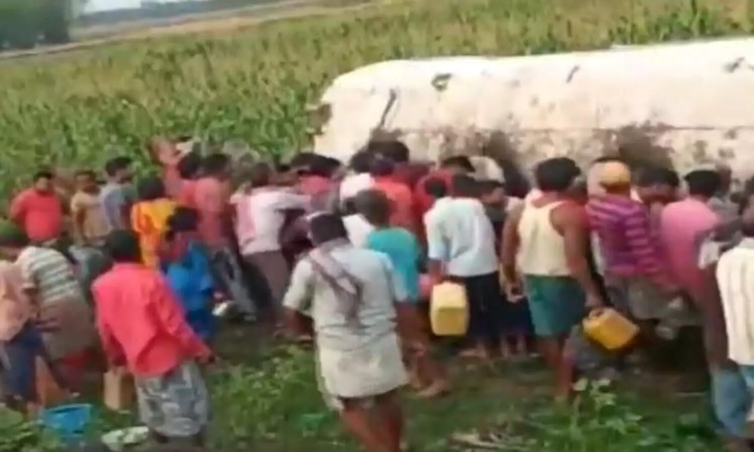 അഞ്ച് പൈസ ചെലവില്ലാതെ ബക്കറ്റ് നിറയെ പെട്രോൾ! മറിഞ്ഞ ടാങ്കർ ​ലോറിയിൽനിന്ന് പെട്രോൾ ഊറ്റാൻ മത്സരം