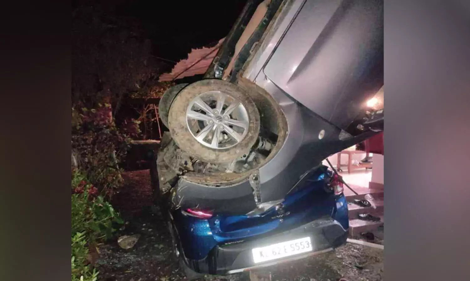 നിയന്ത്രണം വിട്ട കാര്‍ വീട്ടുവളപ്പിലേക്ക് മറിഞ്ഞ് അഞ്ച് പേർക്ക് പരിക്ക്