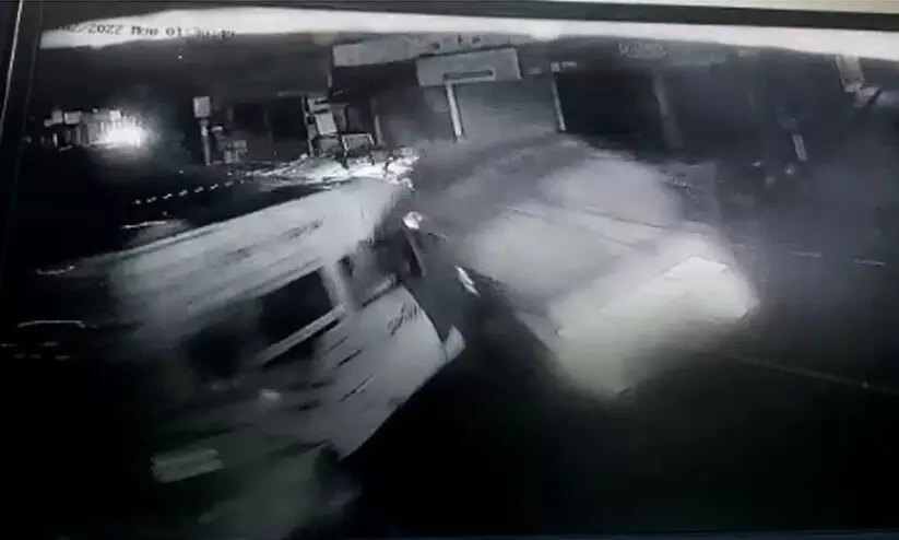 പിക്കപ്പ് വാനും ട്രാവലറും കൂട്ടിയിടിച്ച് രണ്ടു പേർക്ക് പരിക്ക് VIDEO പിക്കപ്പ് വാനും ട്രാവലറും കൂട്ടിയിടിച്ച് രണ്ടു പേർക്ക് പരിക്ക് VIDEO