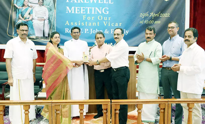 ഫാ. വി.പി. ജോണിനും കുടുംബത്തിനും യാത്രയയപ്പ് ഫാ. വി.പി. ജോണിനും കുടുംബത്തിനും യാത്രയയപ്പ്