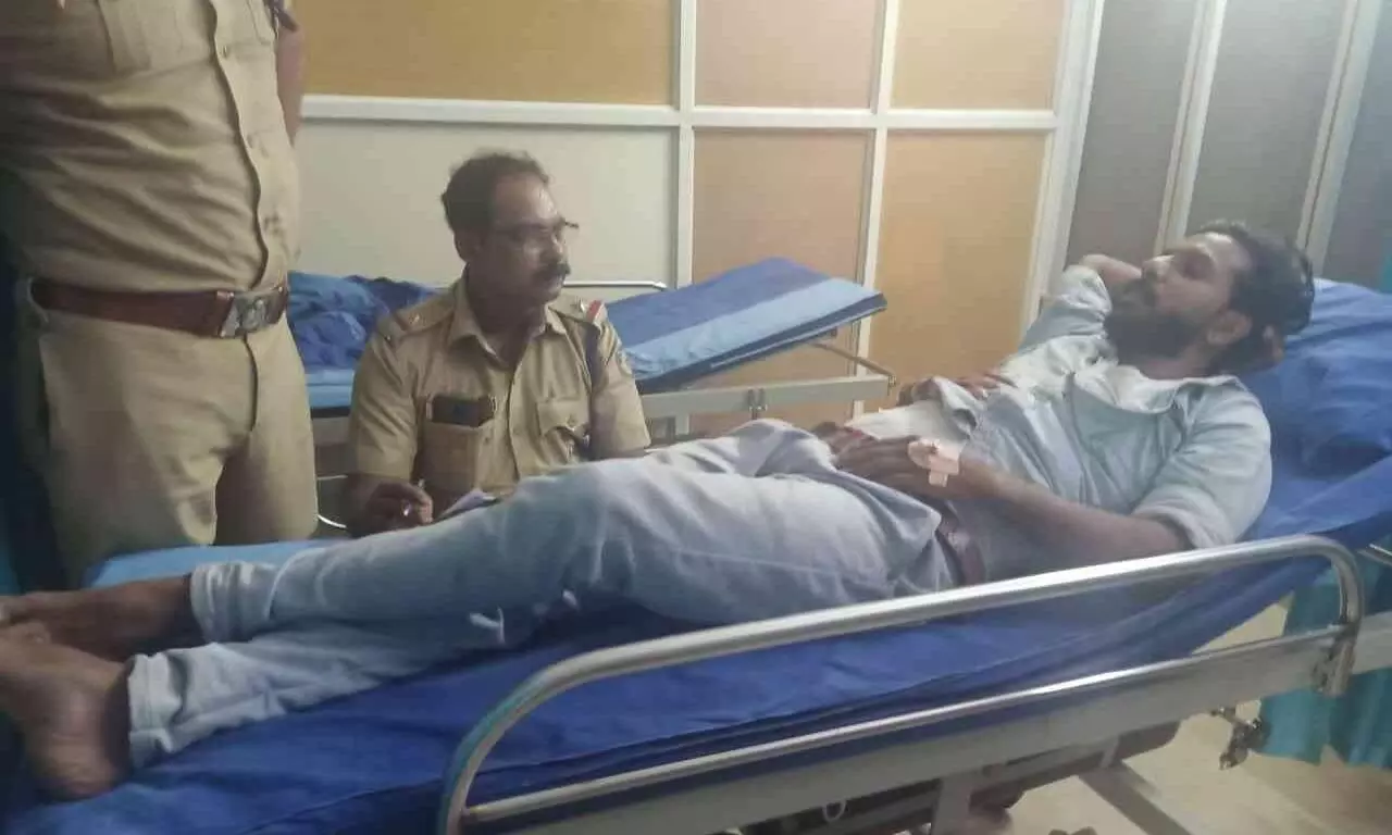 യൂത്ത് കോൺഗ്രസ് പ്രവർത്തകന് കുത്തേറ്റു യൂത്ത് കോൺഗ്രസ് പ്രവർത്തകന് കുത്തേറ്റു