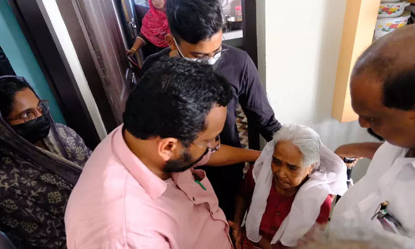 ചെളിയിൽ വീണ് മരിച്ച വിദ്യാർഥികളുടെ വീടുകൾ മന്ത്രി കെ. രാജൻ സന്ദർശിച്ചു ചെളിയിൽ വീണ് മരിച്ച വിദ്യാർഥികളുടെ വീടുകൾ മന്ത്രി കെ. രാജൻ സന്ദർശിച്ചു