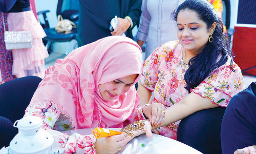 മൈലാഞ്ചി ചുവപ്പോടെ ഹെന്ന നൈറ്റ്