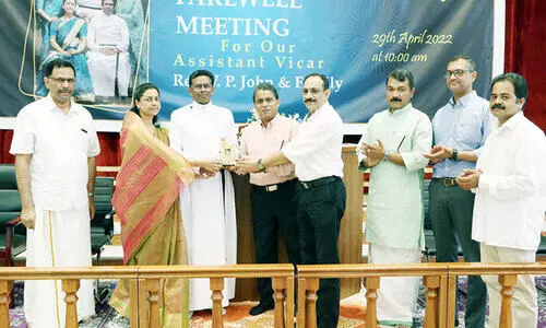 ഫാ. വി.പി. ജോണിനും കുടുംബത്തിനും യാത്രയയപ്പ്