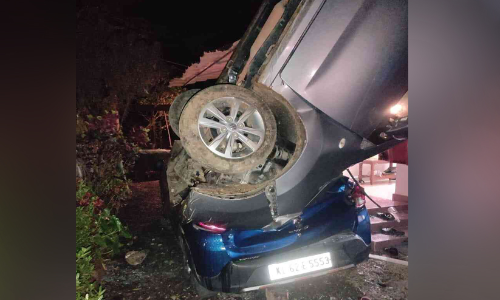 നിയന്ത്രണം വിട്ട കാര്‍ വീട്ടുവളപ്പിലേക്ക് മറിഞ്ഞ് അഞ്ച് പേർക്ക് പരിക്ക്