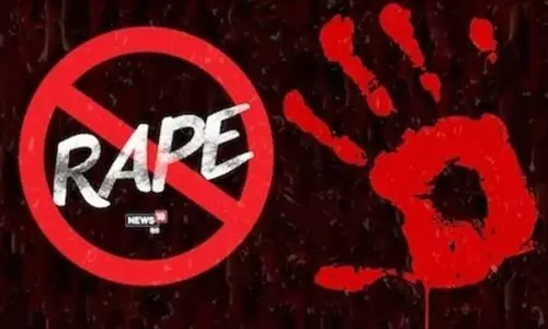 കുടുംബത്തോടൊപ്പം ട്രെയിൻ കാത്തുനിന്ന ഗർഭിണിയായ യുവതിയെ തട്ടിക്കൊണ്ടുപോയി കൂട്ടബലാൽസംഗത്തിനിരയാക്കി