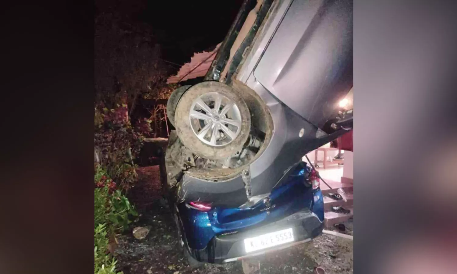 മന്ദമരുതി വെച്ചൂച്ചിറ റോഡില്‍ ആനമാടത്തിന് സമീപം പുത്തന്‍പുരയ്ക്കല്‍ മോഹന്‍ ജേക്കബിന്‍റെ വീടിനും കാറിനും മുകളിലേക്ക് മറിഞ്ഞ കാർ