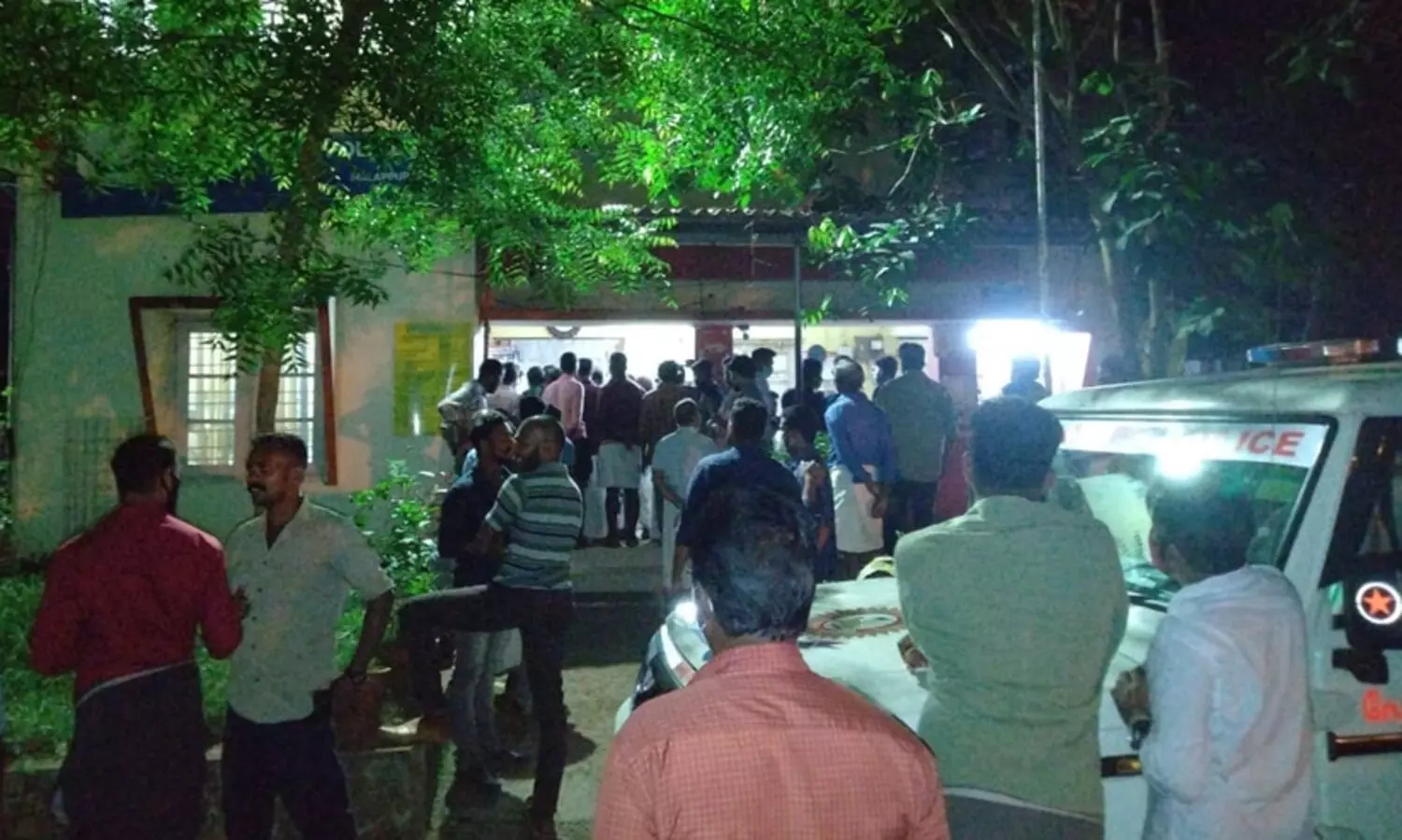 തേഞ്ഞിപ്പലം പൊലീസ് സ്റ്റേഷനിൽ തടിച്ചുകൂടിയ ഡി.വൈ.എഫ്.ഐ പ്രവർത്തകർ