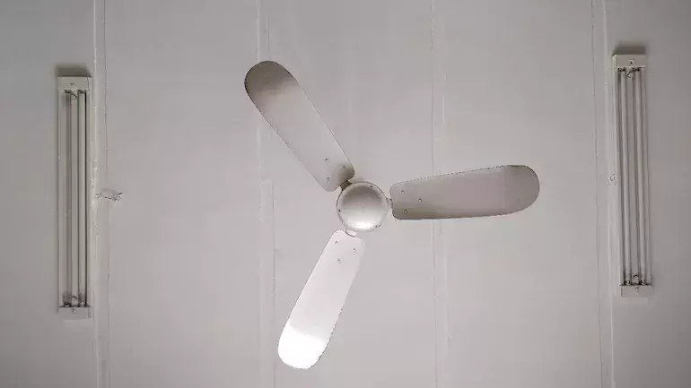 പരീക്ഷക്കിടെ ഫാൻ വീണ് വിദ്യാർഥിനിക്ക് പരിക്ക് പരീക്ഷക്കിടെ ഫാൻ വീണ് വിദ്യാർഥിനിക്ക് പരിക്ക്