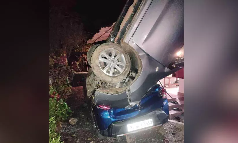 മന്ദമരുതി വെച്ചൂച്ചിറ റോഡില് ആനമാടത്തിന് സമീപം പുത്തന്പുരയ്ക്കല് മോഹന് ജേക്കബിന്റെ വീടിനും കാറിനും മുകളിലേക്ക് മറിഞ്ഞ കാർ മന്ദമരുതി വെച്ചൂച്ചിറ റോഡില് ആനമാടത്തിന് സമീപം പുത്തന്പുരയ്ക്കല് മോഹന് ജേക്കബിന്റെ വീടിനും കാറിനും മുകളിലേക്ക് മറിഞ്ഞ കാർ