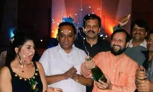 ബി.ജെ.പിയുടെ പ്രചാരണത്തിന് മറുപടി; പ്രകാശ് ജാവ്ദേക്കർ ഷാംപെയിൻ ബോട്ടിൽ തുറക്കുന്ന ചിത്രം പങ്കുവെച്ച് കോൺഗ്രസ്