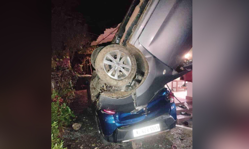 മന്ദമരുതി വെച്ചൂച്ചിറ റോഡില്‍ ആനമാടത്തിന് സമീപം പുത്തന്‍പുരയ്ക്കല്‍ മോഹന്‍ ജേക്കബിന്‍റെ വീടിനും കാറിനും മുകളിലേക്ക് മറിഞ്ഞ കാർ