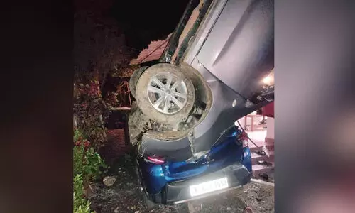 മന്ദമരുതി വെച്ചൂച്ചിറ റോഡില്‍ ആനമാടത്തിന് സമീപം പുത്തന്‍പുരയ്ക്കല്‍ മോഹന്‍ ജേക്കബിന്‍റെ വീടിനും കാറിനും മുകളിലേക്ക് മറിഞ്ഞ കാർ