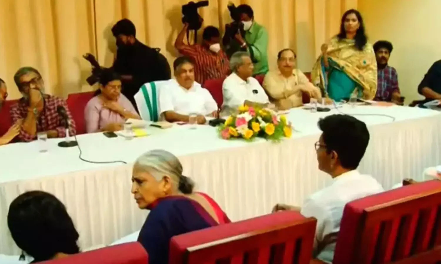 ഹേമ കമ്മിറ്റി റിപ്പോർട്ട് റിപ്പോർട്ട്​ പു​റ​ത്തു​വി​ടി​ല്ലെ​ന്ന്​ മ​ന്ത്രി; പു​റ​ത്തു​വി​ട​ണ​മെ​ന്ന്​ ഡ​ബ്ല്യു.​സി.​സി