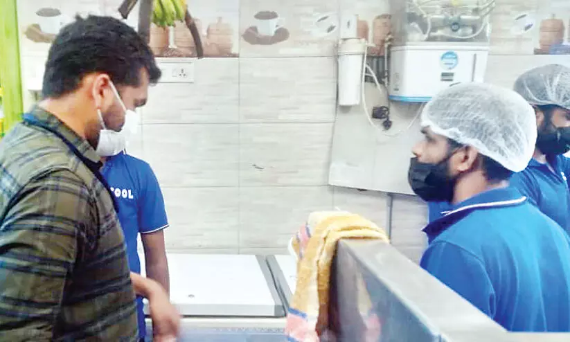 ഷവർമ നോട്ടപ്പുള്ളി; പരിശോധന കർശനം ഷവർമ നോട്ടപ്പുള്ളി; പരിശോധന കർശനം