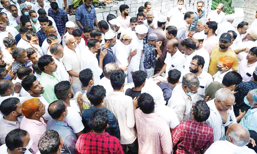 മൊയ്തീൻ മുസ്ലിയാർക്ക് കണ്ണീരിൽ കുതിർന്ന വിട മൊയ്തീൻ മുസ്ലിയാർക്ക് കണ്ണീരിൽ കുതിർന്ന വിട