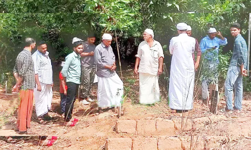 സുഹൃത്തിന്റെ ഖബറിടത്തിനരികിൽ പ്രാർഥനയോടെ ഷാജി